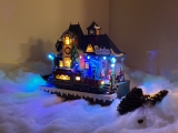 Weihnachtsdorf/-szene: Zug mit LED Beleuchtung, Musik und fahrendem Zug, inklusive Netzdapter