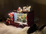Weihnachtsdorf/-szene: Weihnachtsmann im LKW mit LED Beleuchtung, Musik und drehendem Baum, inklusive Netzdapter