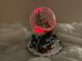 Weihnachtsdorf/-szene: Weihnachtsdorf Schneekugel mit LED Beleuchtung, Musik und Schneefall in der Schneekugel, batteriebetrieben