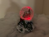 Weihnachtsdorf/-szene: Weihnachtsdorf Schneekugel mit LED Beleuchtung, Musik und Schneefall in der Schneekugel, batteriebetrieben